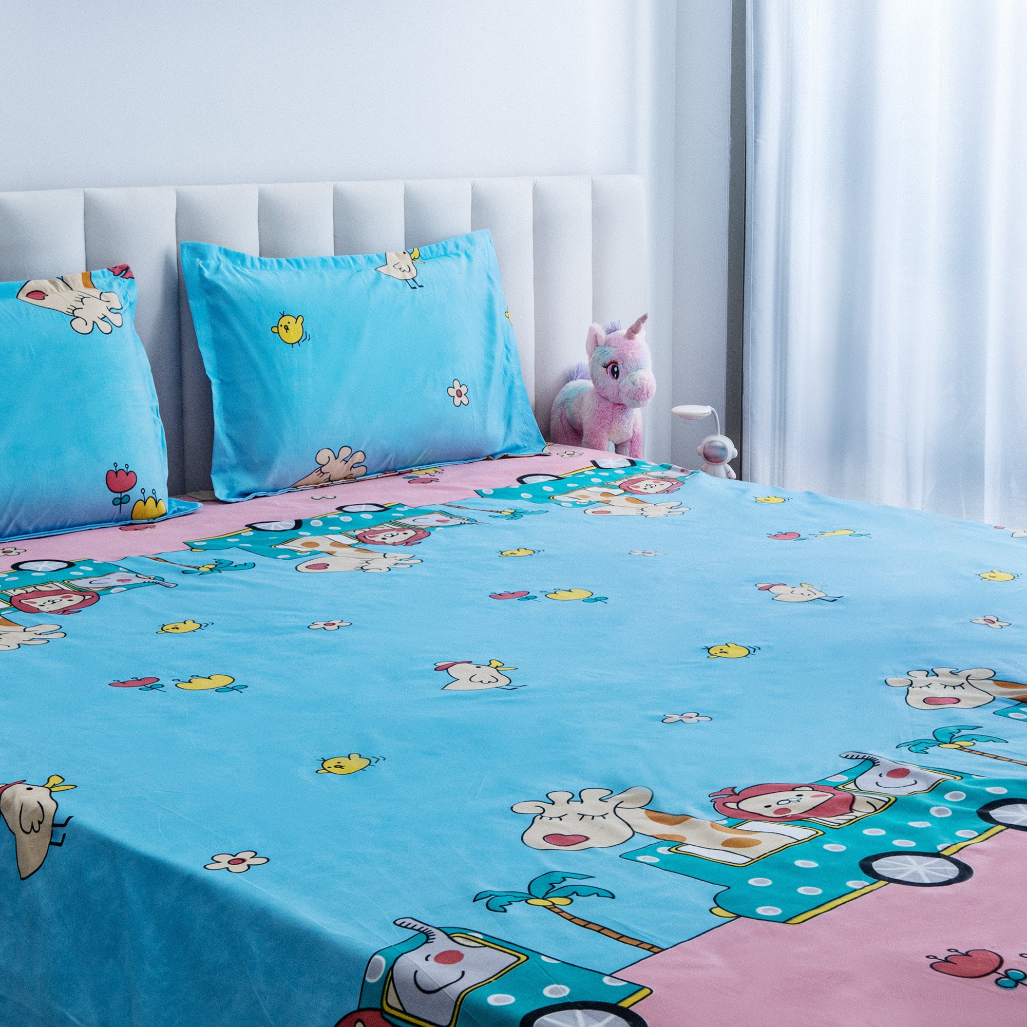 Wild Wild World - Queen size bedsheet with two matching pillow covers