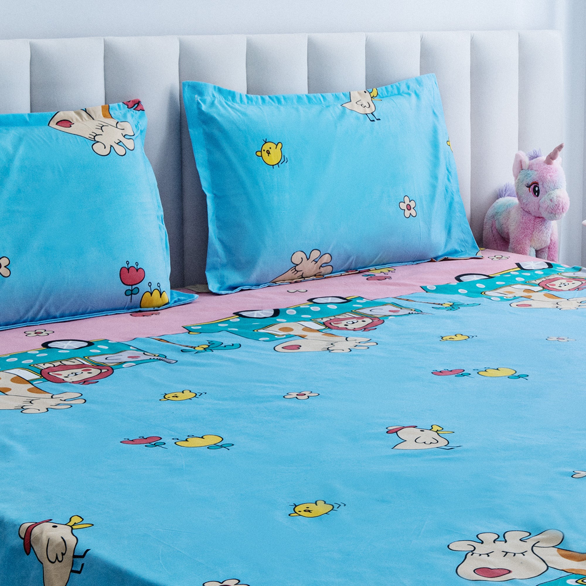 Wild Wild World - Queen size bedsheet with two matching pillow covers