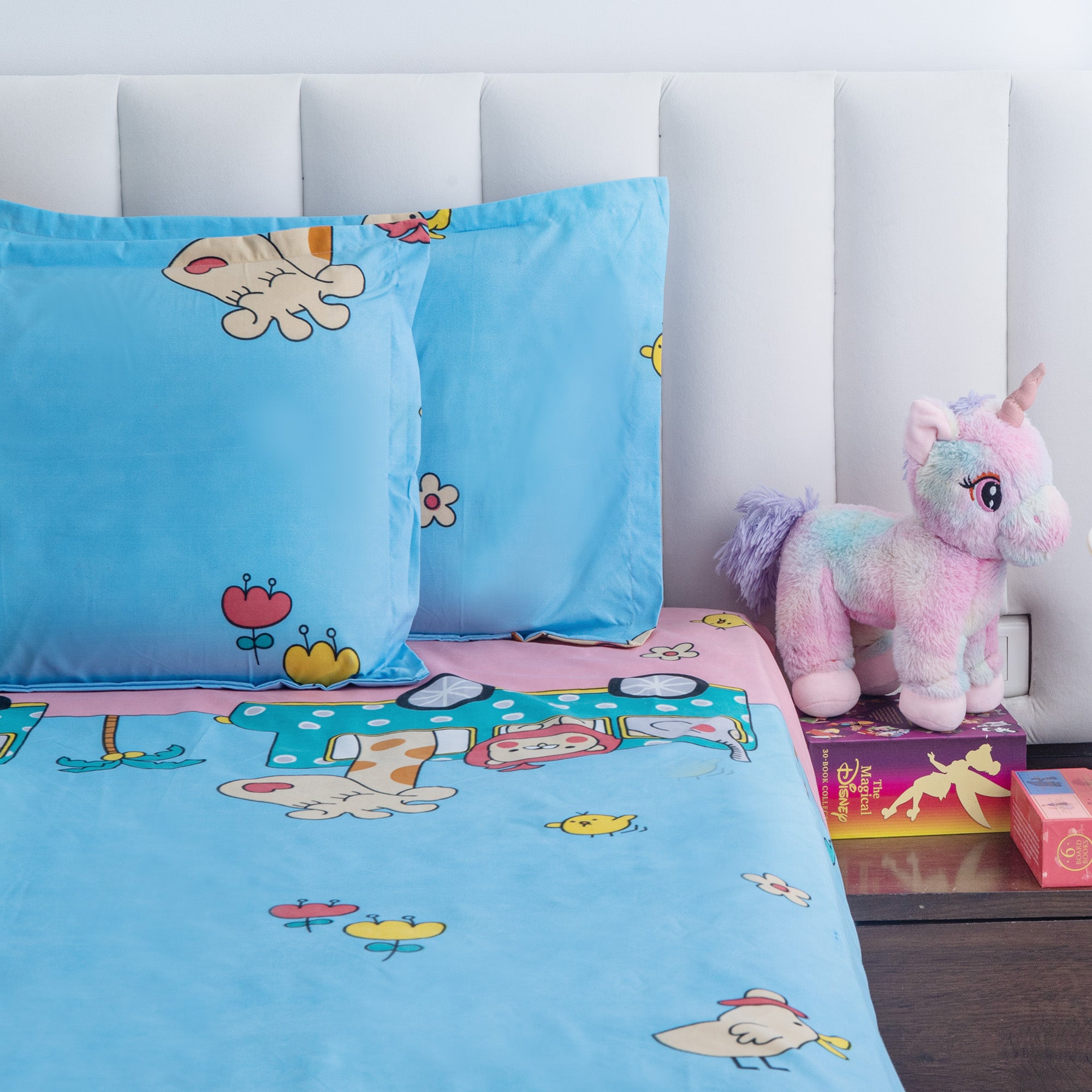 Wild Wild World - Queen size bedsheet with two matching pillow covers
