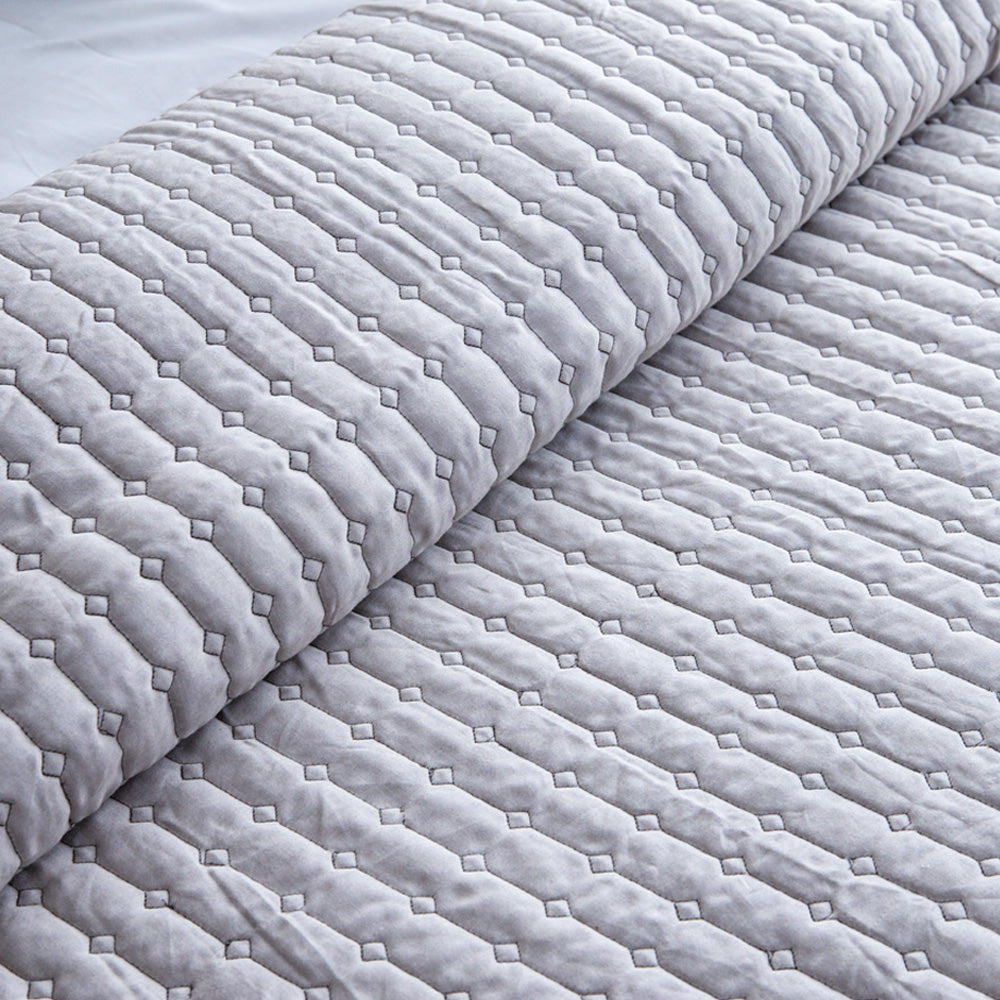 The Cotton Cloud - COTTON QUILTED BEDCOVER WITH TWO MATCHING PILLOW COVERS