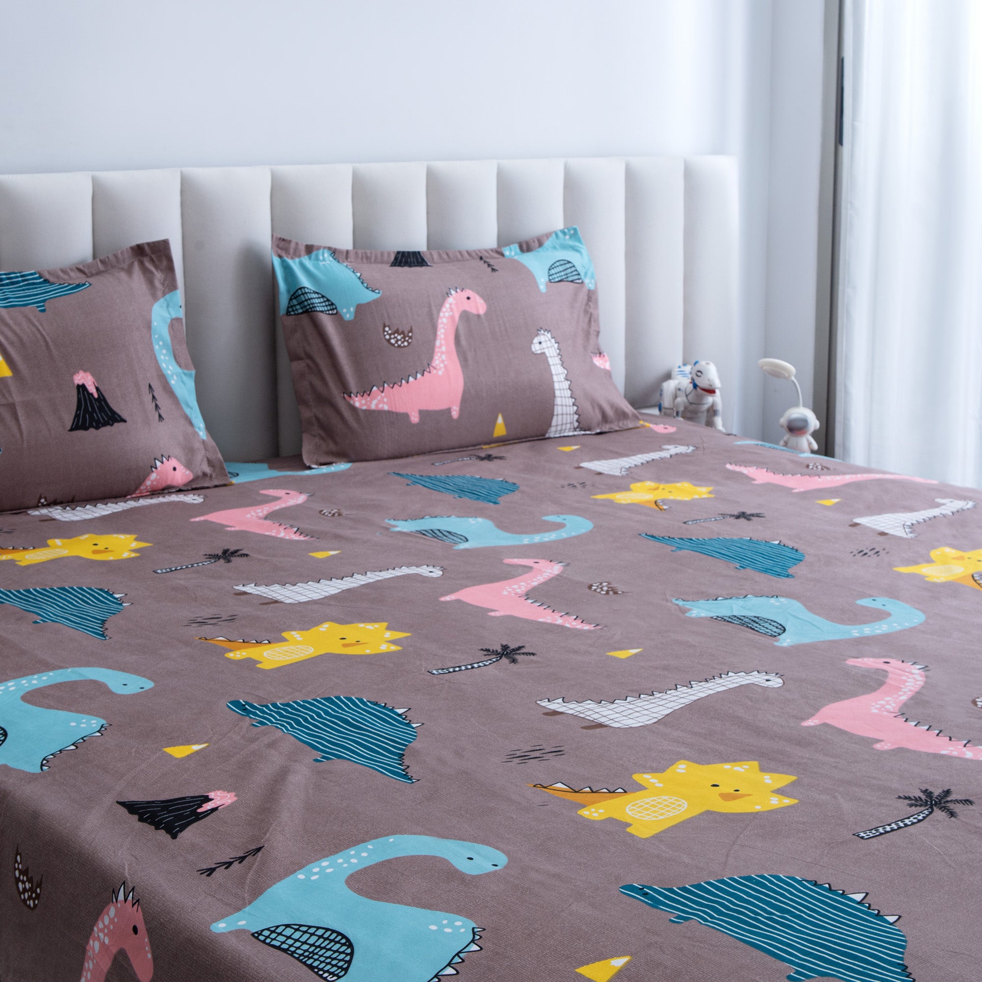 Me-so-Zoic - Queen size bedsheet with two matching pillow covers