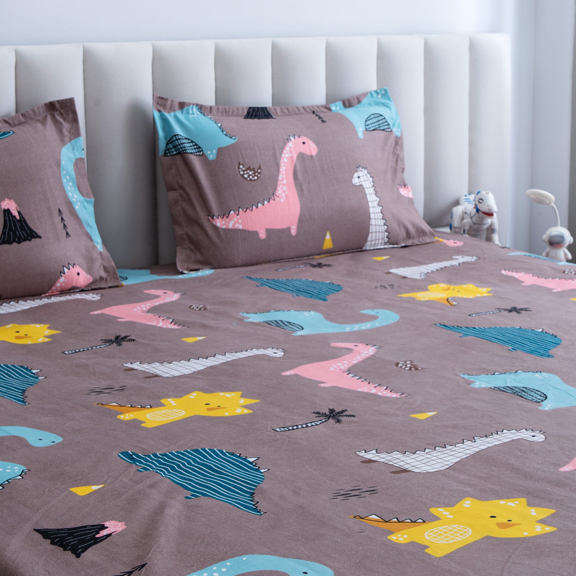 Me-so-Zoic - Queen size bedsheet with two matching pillow covers