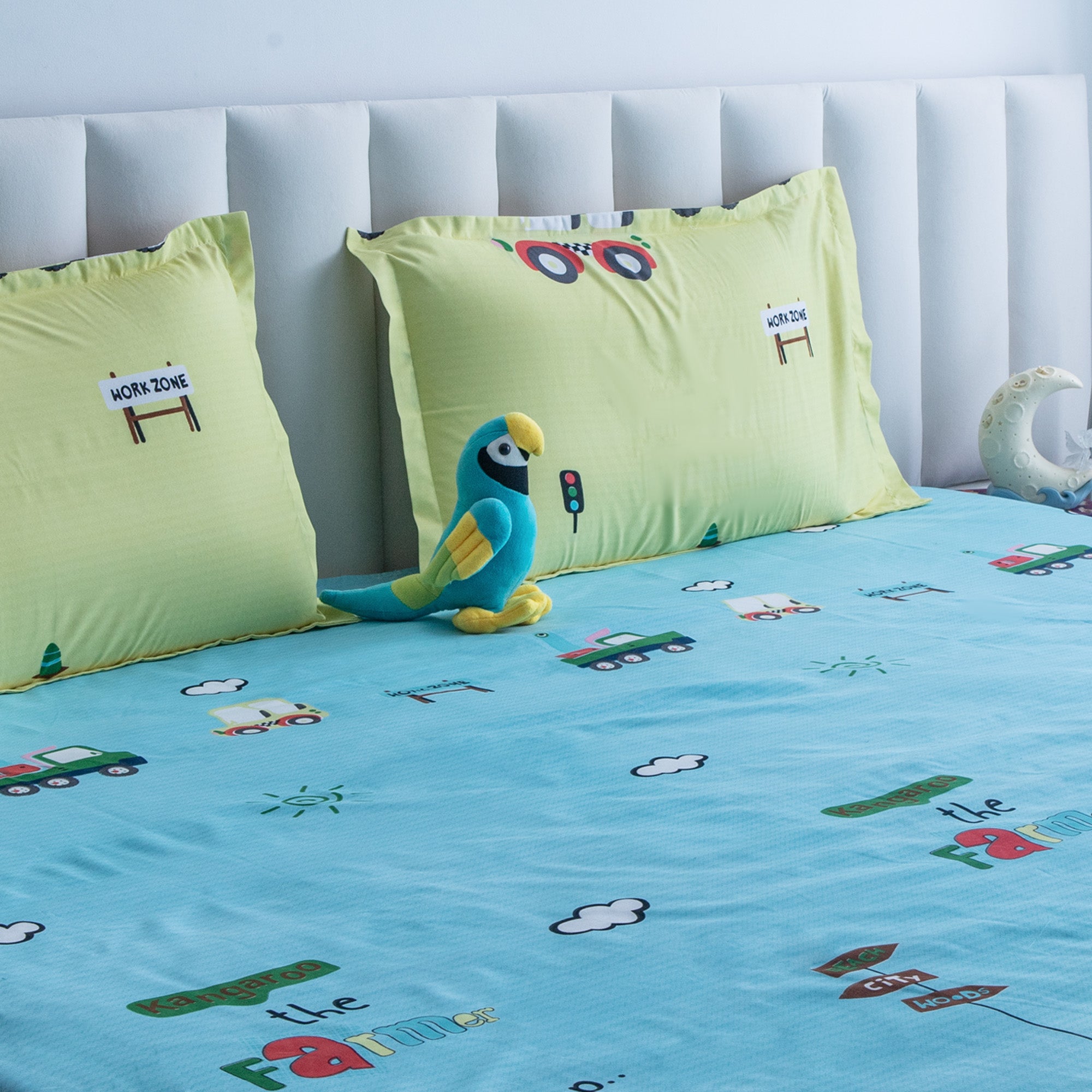 Animal Farm - Queen size bedsheet with two matching pillow covers