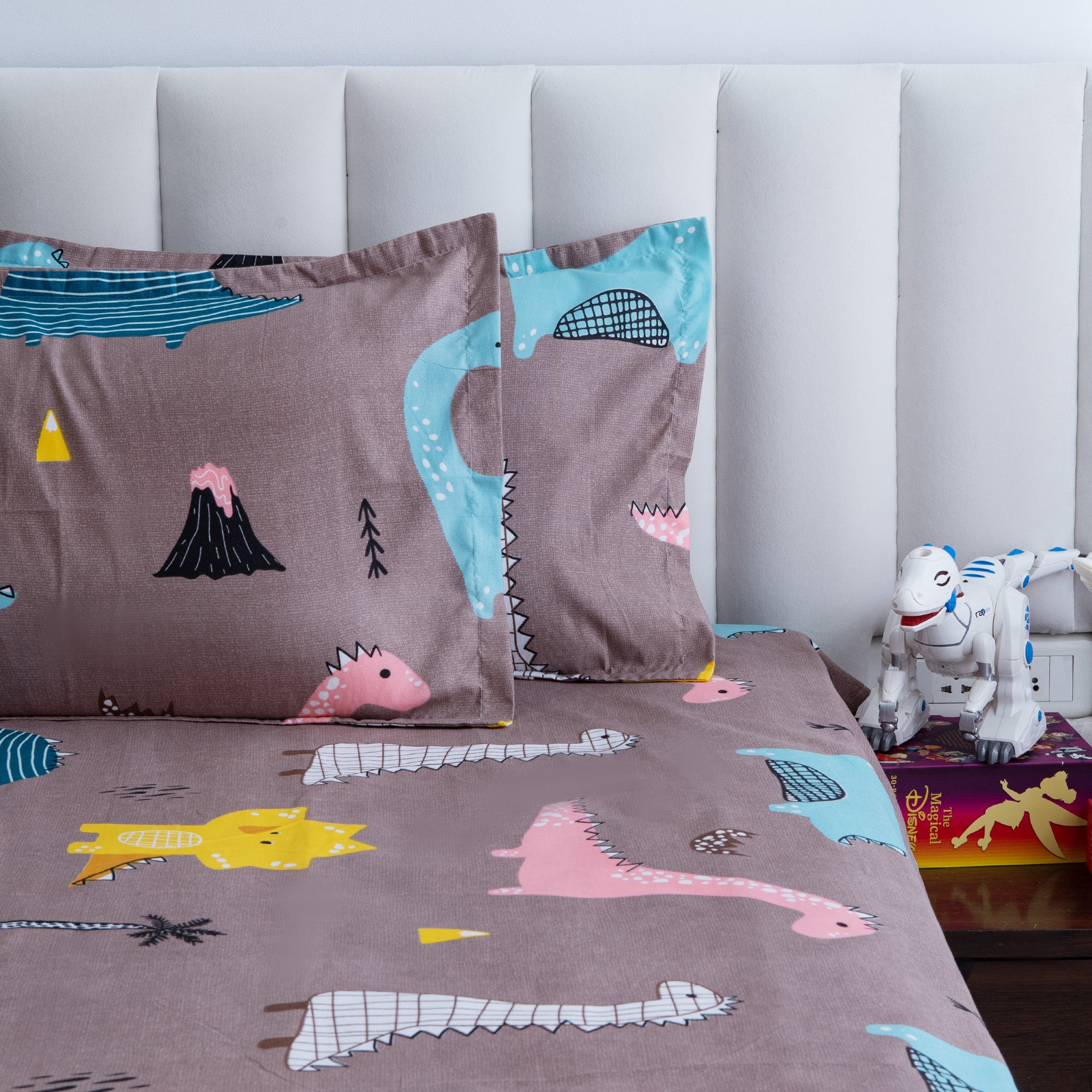 Me-so-Zoic - Queen size bedsheet with two matching pillow covers